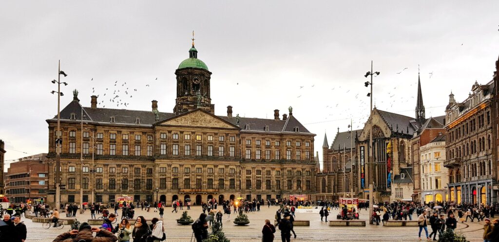 I migliori luoghi da visitare ad Amsterdam per le tue vacanze palazzo reale Amsterdam