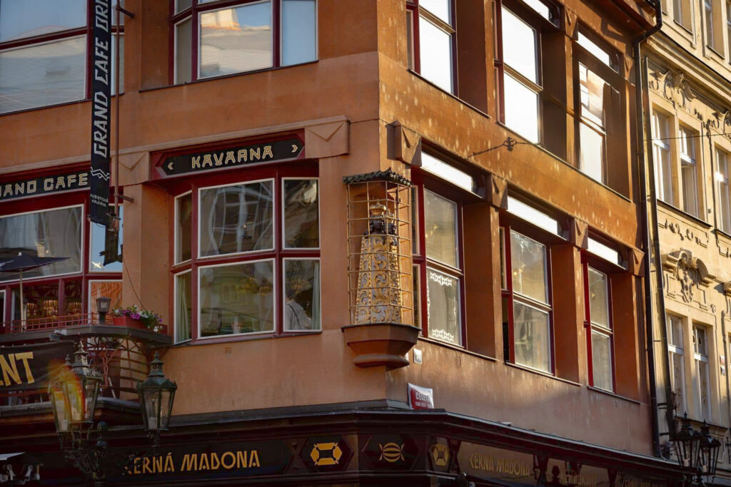 casa cubista madonna nera vie di praga
