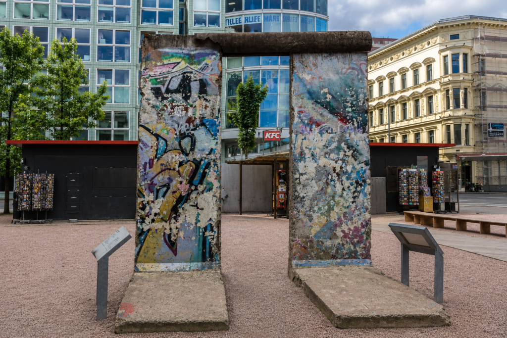 caduta del muro di berlino immagini storia murales