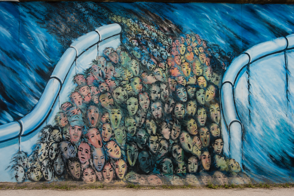 caduta del muro di berlino immagini storia murales