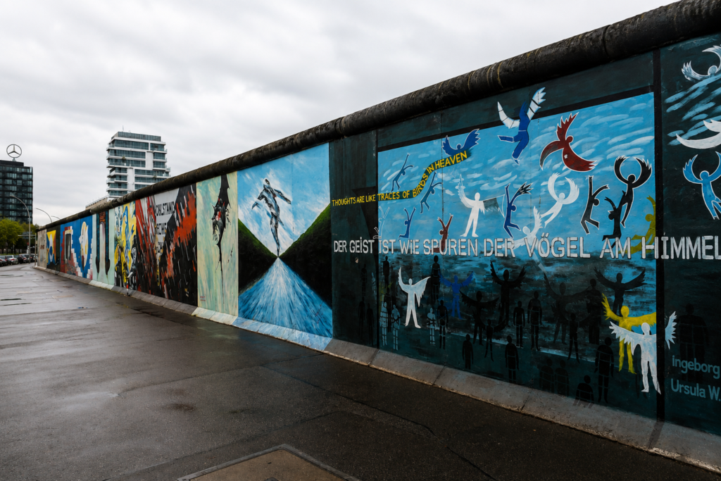 caduta del muro di berlino immagini storia murales
