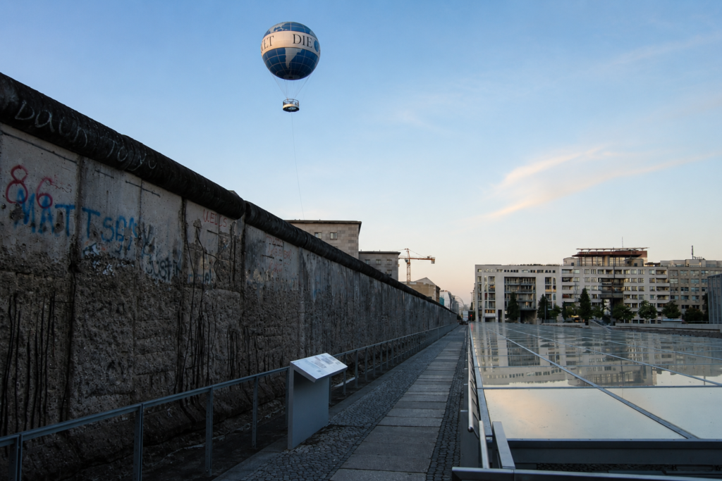 caduta del muro di berlino immagini storia murales
