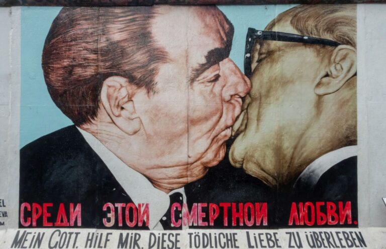 caduta del muro di berlino mappa immagini oggi bacio
